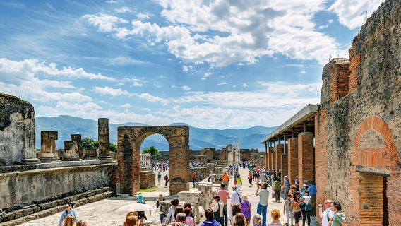 Pompéi et la côte amalfitaine depuis le port de Salerne