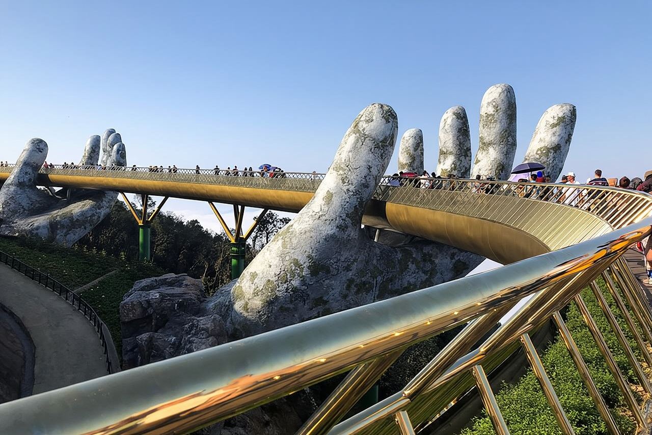 Bersiar-siar Kereta Persendirian dari Hue ke Hoi An