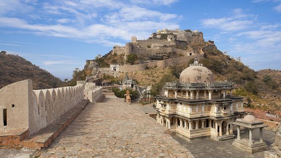Excursión de un día completo al Fuerte de Kumbhalgarh y al Templo Jainista desde Jodhpur a Udaipur