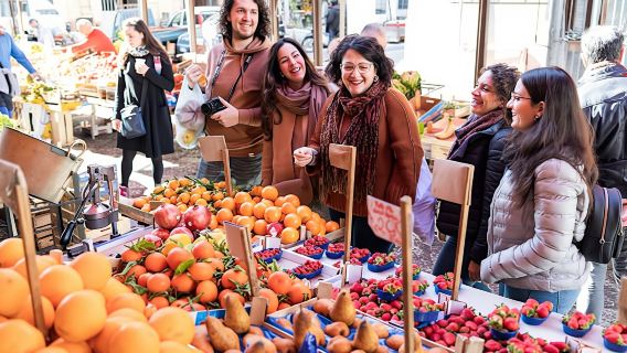 Market tour and dining experience at a Cesarina's home in Messina