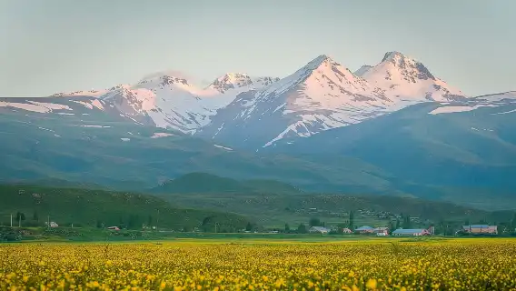 アルメニア日帰りツアー:アンベルド城、アラガツ山、カリ湖