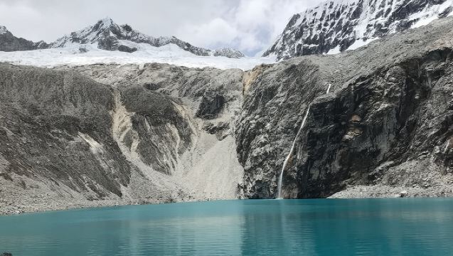 Trekking to Laguna 69