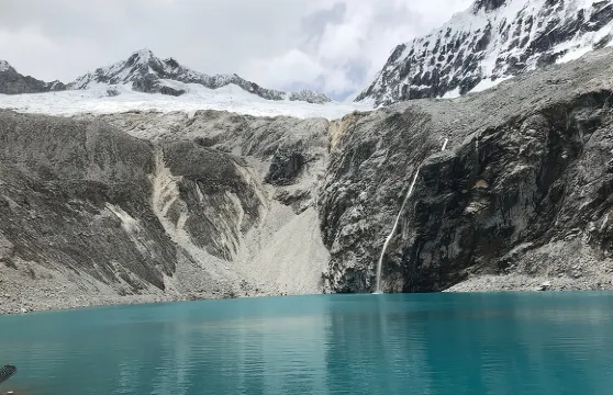 徒步前往Laguna 69