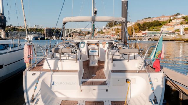 Puerto: Navega, saborea y disfruta: Tour en barco por el Douro con cata de vinos