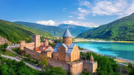 Tbilisi: gita di un giorno a Gudauri e Kazbegi con fuoristrada incluso