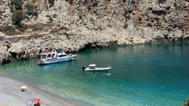 Chania: Crucero por la playa de Menies y la bahía de Chironisia con snorkel