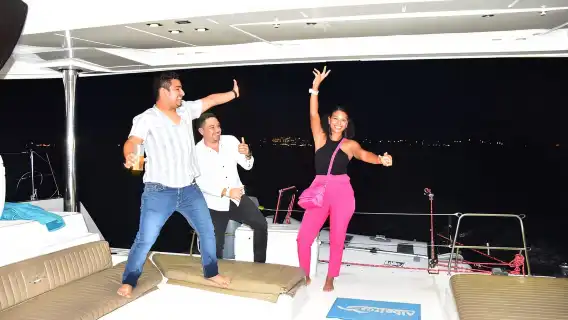 Sunset Sailing to Isla Mujeres with Cancún Transfer