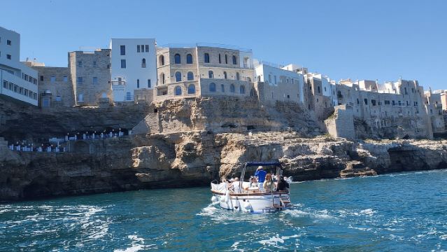 Monopoli Shared tour by Gozzo boat to the Polignano caves