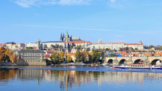 プラハのヴルタヴァ川パノラマクルーズ