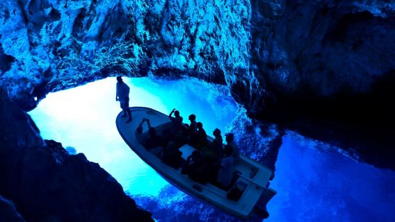Desde Hvar: excursión de un día a las cuevas Azul y Verde