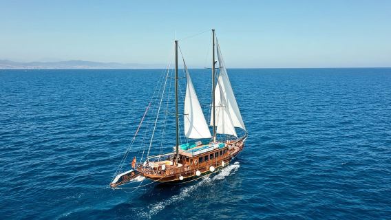 Barcelona: Crucero al atardecer con música en directo