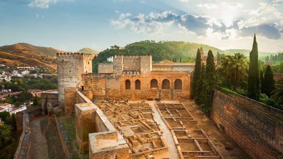 Гранада: билет в Альгамбру и сад Хенералифе и экскурсия с гидом