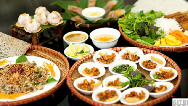 Tour a piedi dello street food di Hue con piatti locali