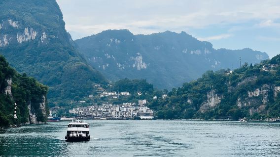 [Yichang] Pelayaran Sungai Yangtze (Yichang-Chongqing + pelayaran lima bintang merentasi Tiga Gaung Sungai Yangtze + penerangan berpandu oleh pemandu pelancong)