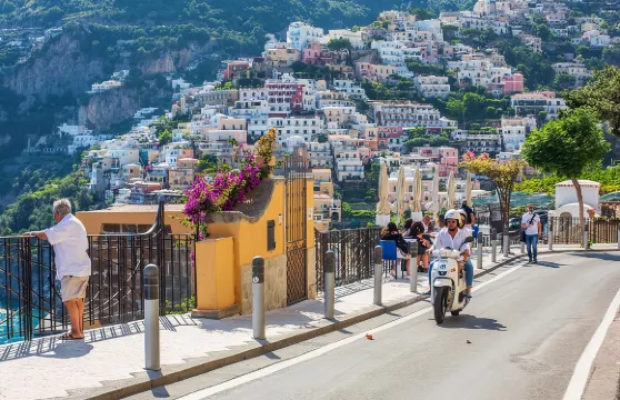 租輛摩托車遊覽阿馬爾菲海岸