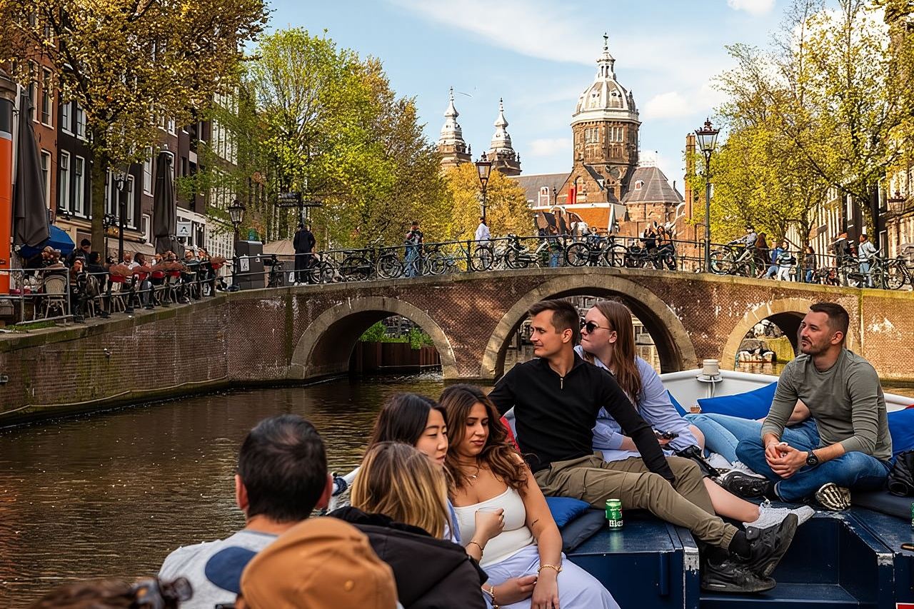 Amsterdam Canal Cruise With Live Guide and Unlimited Drinks 