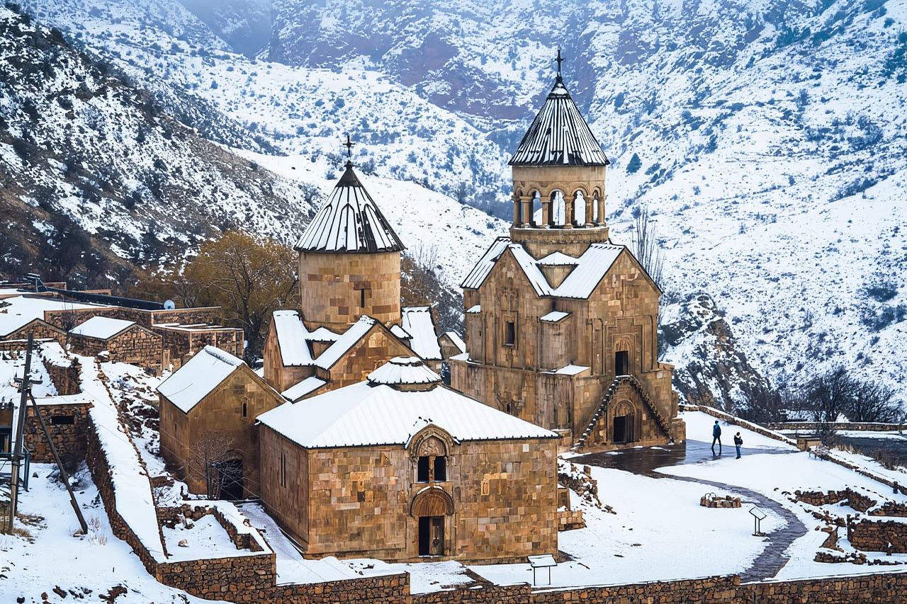 Ab Eriwan: Kloster Chor Wirap, Weingut & Vogelhöhle