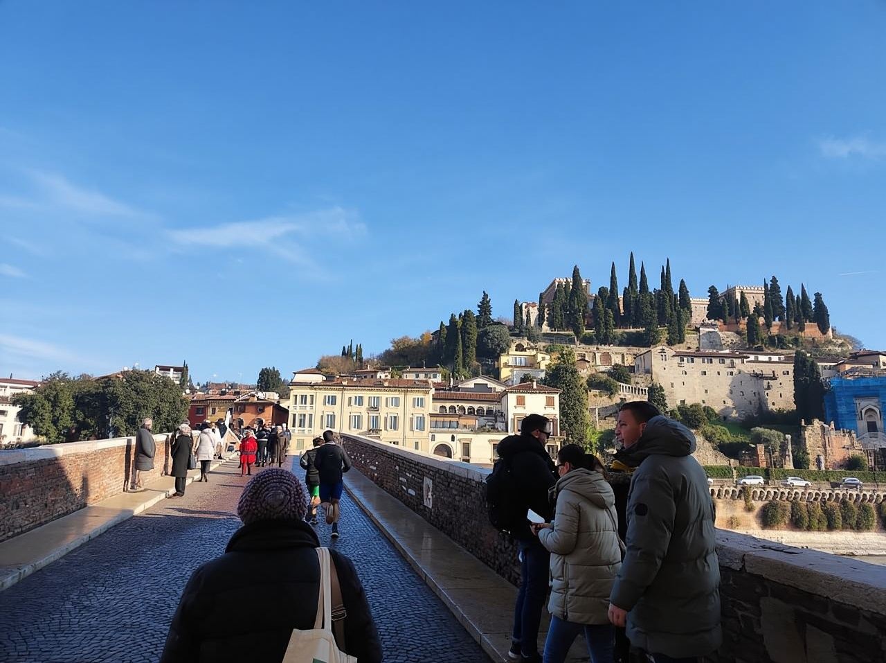 Verona: City Walking Tour with Cable Car & Wine Aperitif