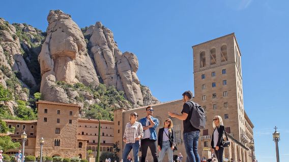 Barcelona: excursión guiada de un día a Montserrat, Girona y la Costa Brava