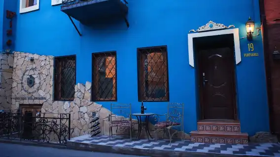 ชิมไวน์ส่วนตัวในห้องเก็บไวน์ประวัติศาสตร์ Karalashvili