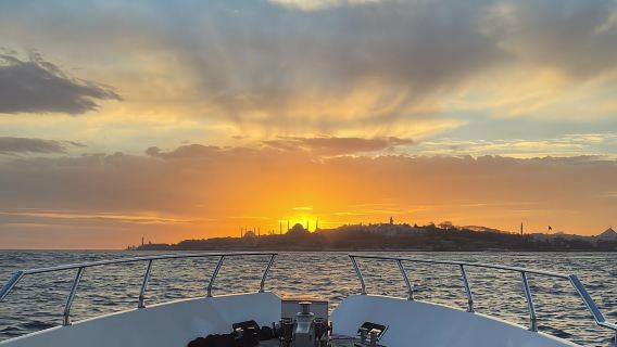 Istanbul: Bosphorus Sunset Cruise di Kapal Layar dengan Panduan Langsung