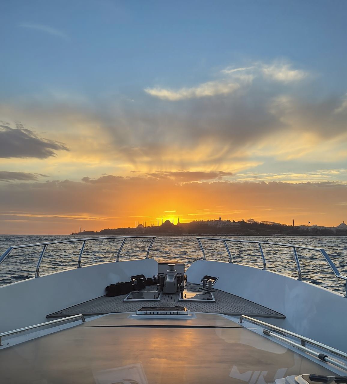 Istanbul: Bosphorus Sunset Cruise on Yacht with Live Guide