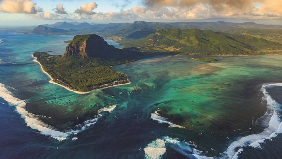 Tagesausflug mit Privattransfer zu den Siebenfarbigen Erde, Chamarel-Wasserfall, Trou aux Cerfs-Vulkankrater und Blue Bay im Westen von Mauritius
