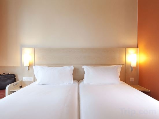 ibis Hong Kong Central And Sheung Wan Room Type - Standard Room, City view - 2 single beds