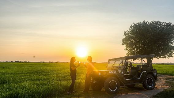 Jeep-Tour bei Sonnenuntergang durch die ländliche Umgebung inklusive Getränke