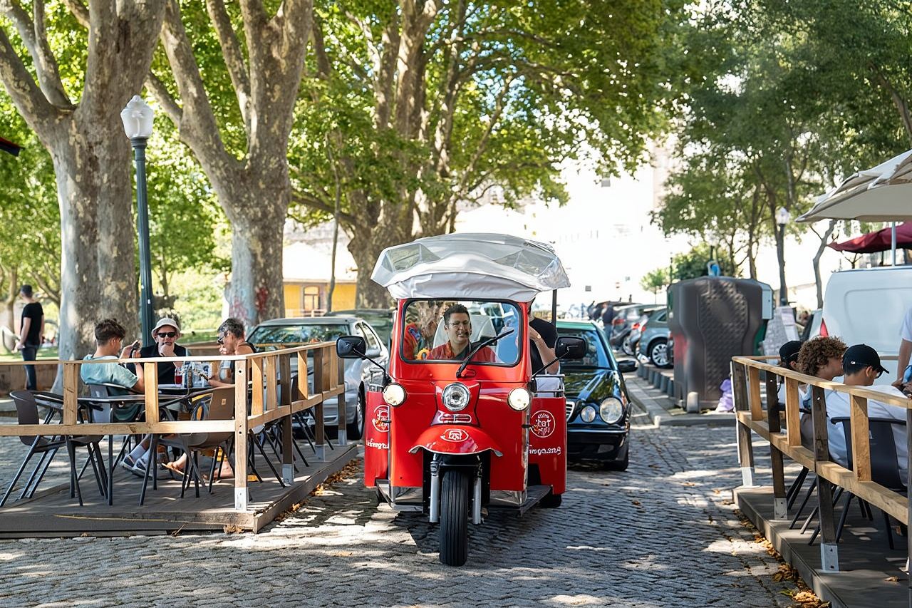 Recorrido en tuk-tuk eléctrico privado por el centro histórico de Oporto y sus principales monumentos.
