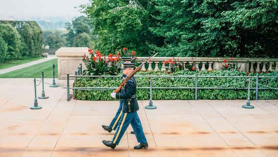 ทัวร์เดินชมสุสานแห่งชาติอาร์ลิงตันและพิธีเปลี่ยนเวรทหารรักษาพระองค์