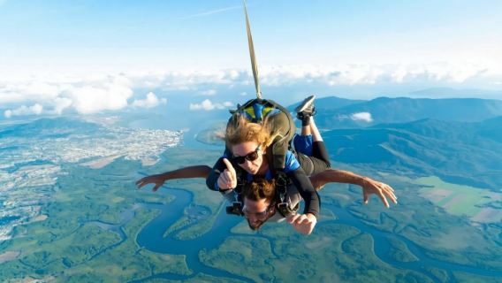 スカイダイビング ケアンズ美神ビーチ ワンデーツアー【各自現地集合/市内送迎可】