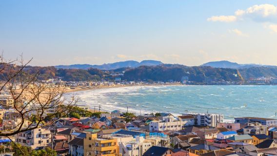 Ночной вид на Иокогаму с железной дороги Камакура: станция Камакура Кокомаэ и святилище Цуругаока Хатимангу. однодневный тур из Токио, Япония.