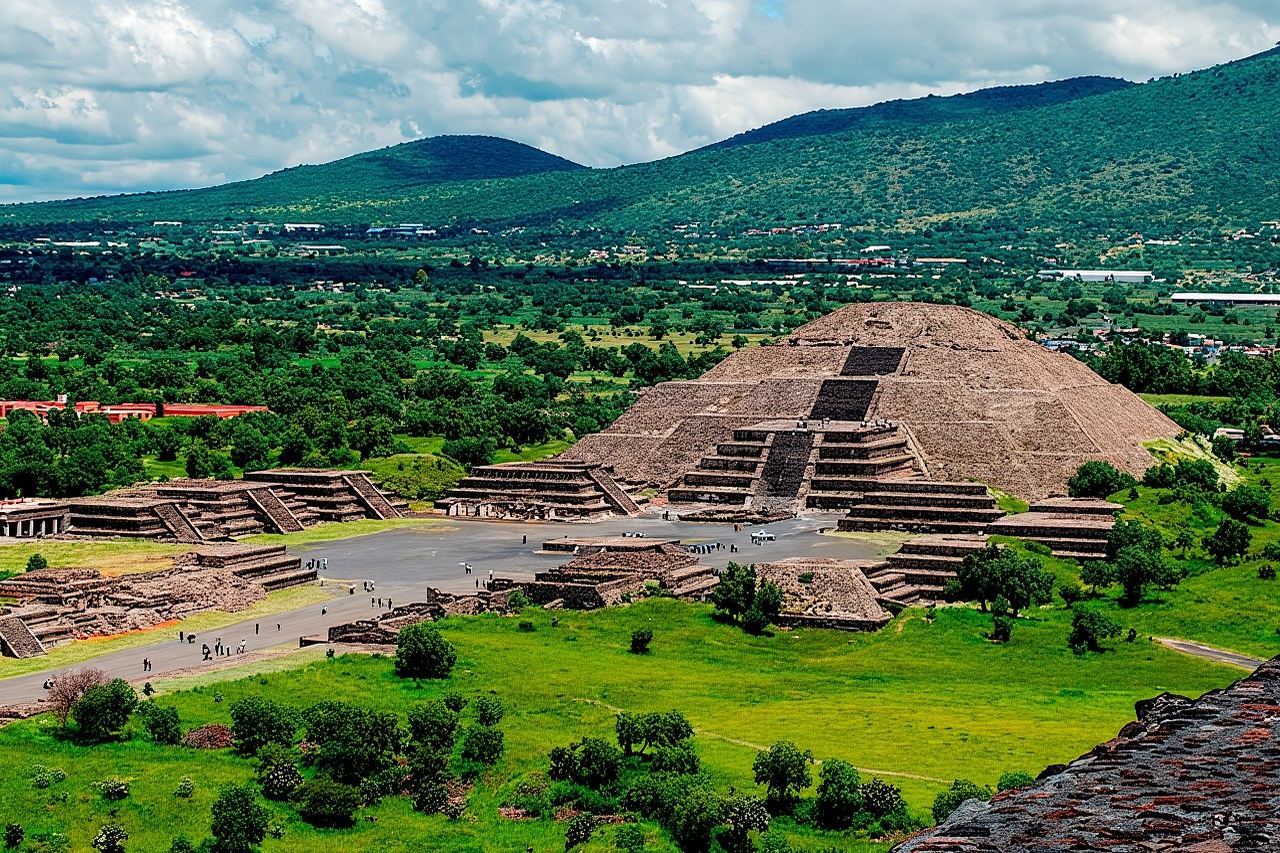 Teotihuacan Tour with Basilica of Guadalupe & Tlatelolco