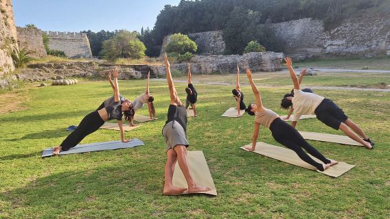 Bandar Rhodes: Yoga Luaran di Grand Masters Garden