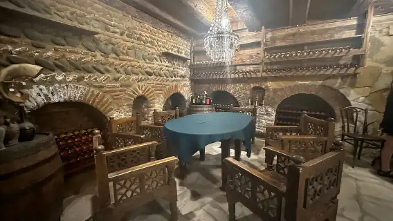 ทบิลิซี: ชิมไวน์ที่ห้องเก็บไวน์เก่าแก่และเก่าแก่ในเมือง