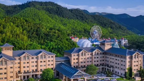 1-night stay at Anji Yinrun Town Radisson Vogue Hotel + skiing at Jiangnan Tianchi