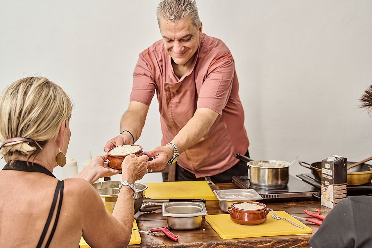 Corso di cucina greca a Santorini con ricette e vino