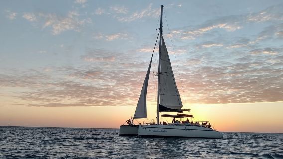 Catamarano a vela al tramonto a Tamarindo