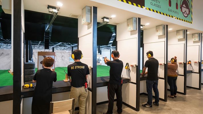 Pattaya Schießstand [auch bekannt als Pattaya Schießen Light Bullet] Live-Munition und echte Waffen Erfahrung, sehr zu empfehlen