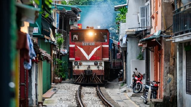 ทัวร์ชิมอาหารริมทางเดินที่ฮานอยและถนนรถไฟ