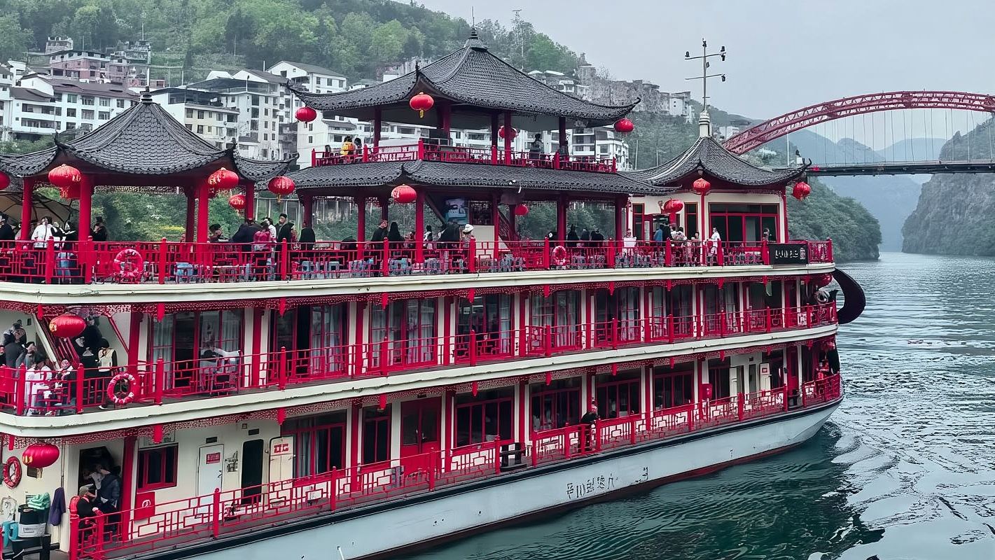 tour di un giorno a Chongqing con il Ponte Naturale dei Tre Ponti di Wulong, la Città di Chiyou Jiuli, l'esperienza di crociera nella Galleria del Fiume Wu e biglietto per la barca incluso