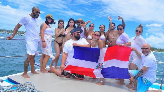 Fête en bateau tropicale avec snorkeling et piscine naturelle