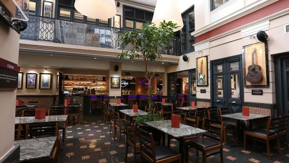 ฮาร์ดร็อคคาเฟ่ เอเธนส์ พร้อมเซ็ตเมนูสำหรับมื้อกลางวันหรือมื้อเย็น