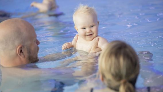 Tromsø: สปา/สระว่ายน้ำพร้อมอ่างอาบน้ำ ซาวน่า และสระว่ายน้ำอุ่นกลางแจ้ง