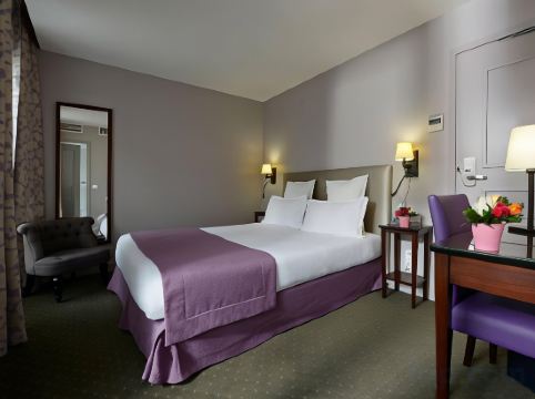 Hôtel Le Relais Saint Charles Room Type - Classic Double Room - Street view Hôtel Le Relais Saint Charles Room Type - Classic Double Room - Street view