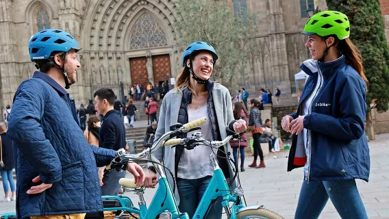 Tour in bici elettrica delle attrazioni di Barcellona condotto da una guida locale