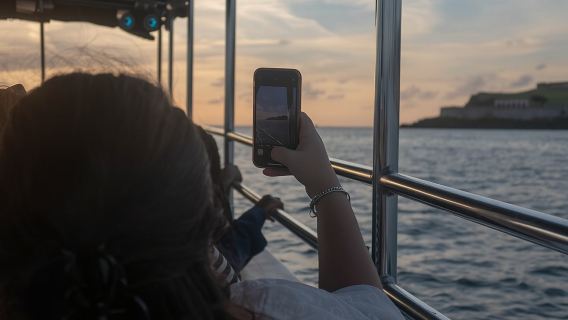 Bootsfahrt im Hafen von San Juan bei Sonnenuntergang