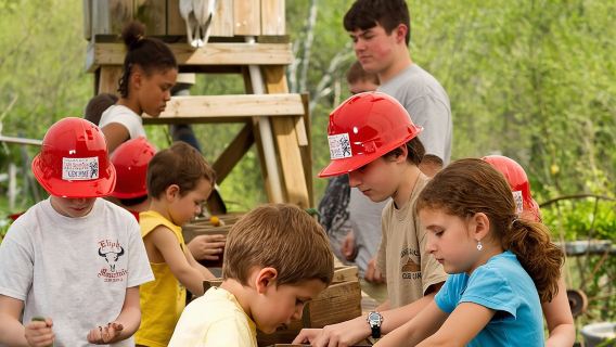 Tour đi bộ tham quan khai thác đá quý và trang trại dê ở Hendersonville