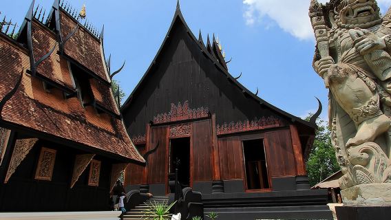 Tour di un giorno a Chiang Rai: Wat Rong Khun, tempio blu e Casa nera- Baan Si Dum - Museo Baandum (opzione aggiuntiva: villaggio delle donne giraffa e Triangolo d'Oro)
